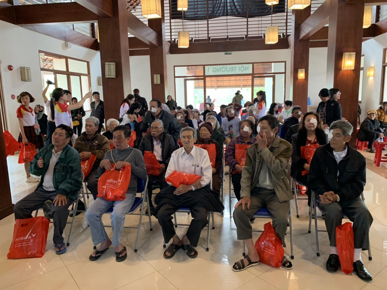 HDBank mang ánh sáng đến cho 300 người nghèo bị đục thủy tinh thể tại Lâm Đồng