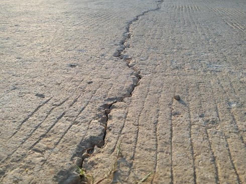 Đường 40 tỷ đồng ở Kon Tum chưa bàn giao đã hư hỏng