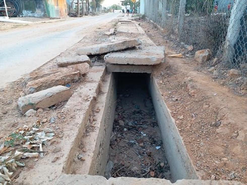 Đường 40 tỷ đồng ở Kon Tum chưa bàn giao đã hư hỏng