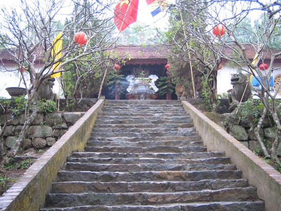 Chuyện ít biết về ngôi đền thờ vị tướng 'sinh ra từ hòn đá'