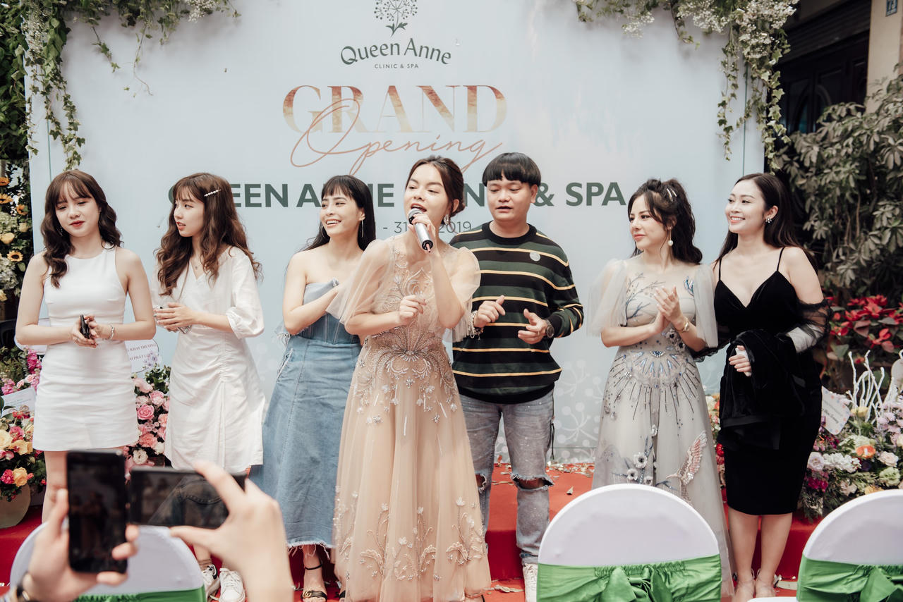 Ca sĩ Phạm Quỳnh Anh đọ sắc với MC Bạch Lan Phương