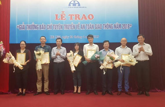 Phóng viên Báo Pháp luật Việt Nam (Pháp luật Plus) nhận giải thưởng báo chí tuyên truyền về an toàn giao thông năm 2018. (Đại diện nhóm tác giả đứng thứ hai từ phải sang)