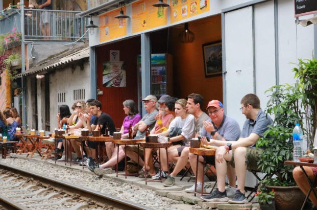 Khám phá “Xóm đường tàu” mê hoặc khách Tây giữa lòng Hà Nội