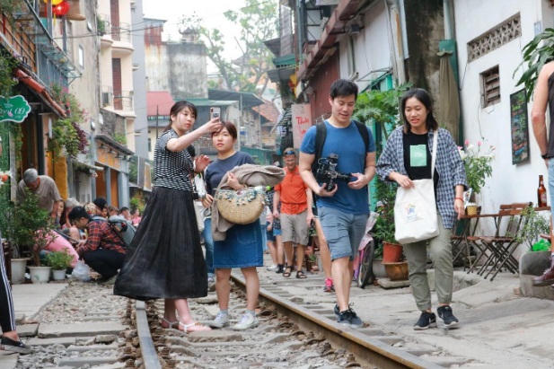 Khám phá “Xóm đường tàu” mê hoặc khách Tây giữa lòng Hà Nội