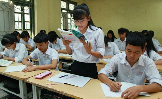 ​Học sinh tấp nập ôn thi, phụ huynh sốt sắng tìm lò luyện sử cho con 