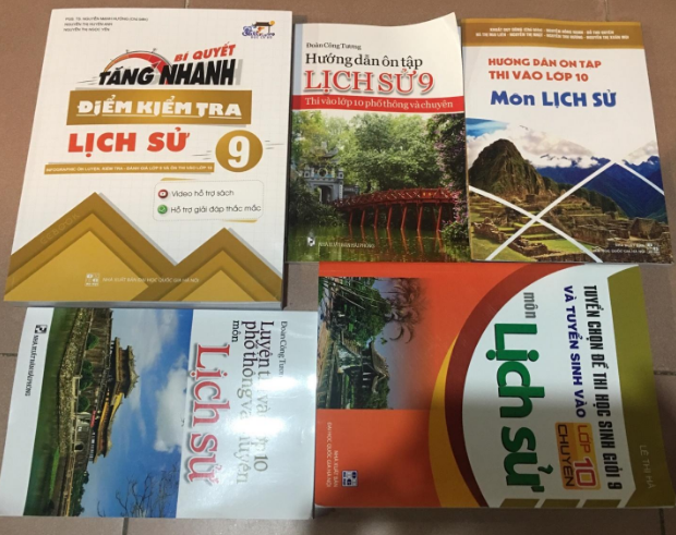 ​Học sinh tấp nập ôn thi, phụ huynh sốt sắng tìm lò luyện sử cho con 