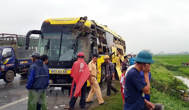 Nam Dinh: Tai nan oto lien hoan, dau xe 45 cho cam xuong muong hinh anh 1