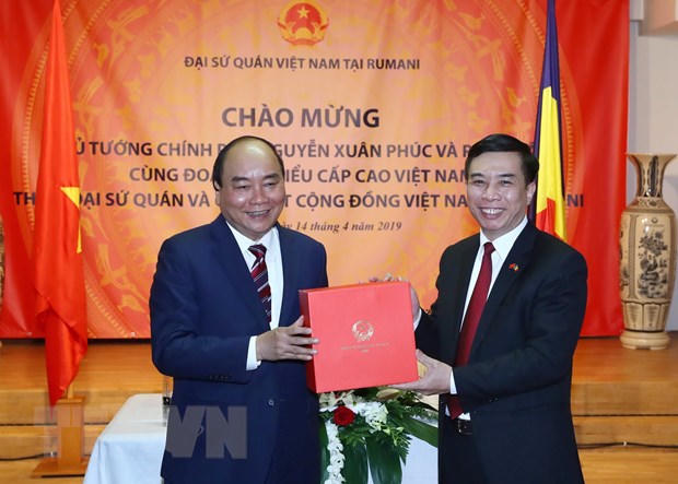 Thu tuong Nguyen Xuan Phuc gap mat cong dong nguoi Viet tai Romania hinh anh 1