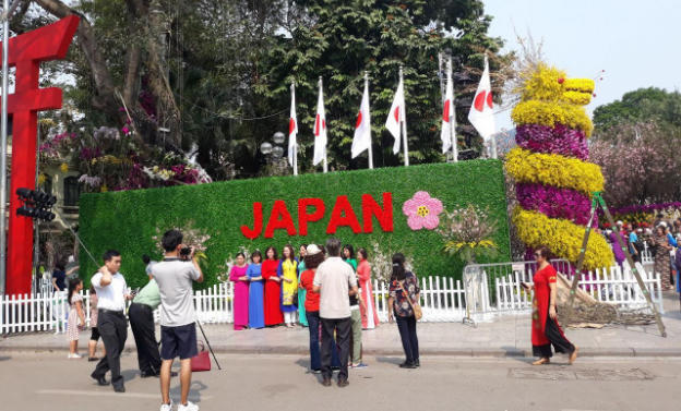 Người dân hào hứng tham gia Lễ hội hoa anh đào 2019