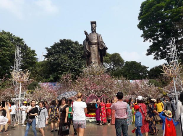 Người dân hào hứng tham gia Lễ hội hoa anh đào 2019