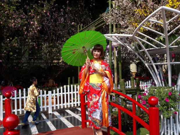 Người dân hào hứng tham gia Lễ hội hoa anh đào 2019