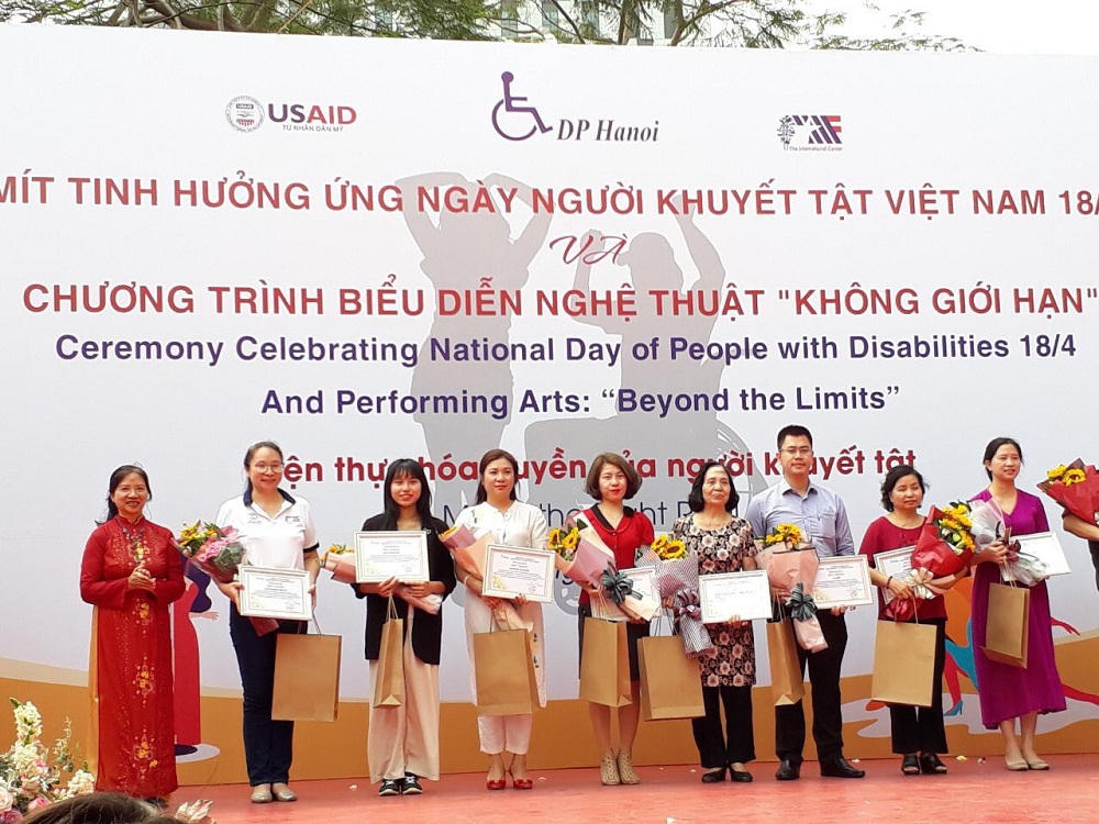 AIC Group tặng điện thoại “9999 hy vọng”, giúp người khiếm thị ‘nhìn thấy cả thế giới’