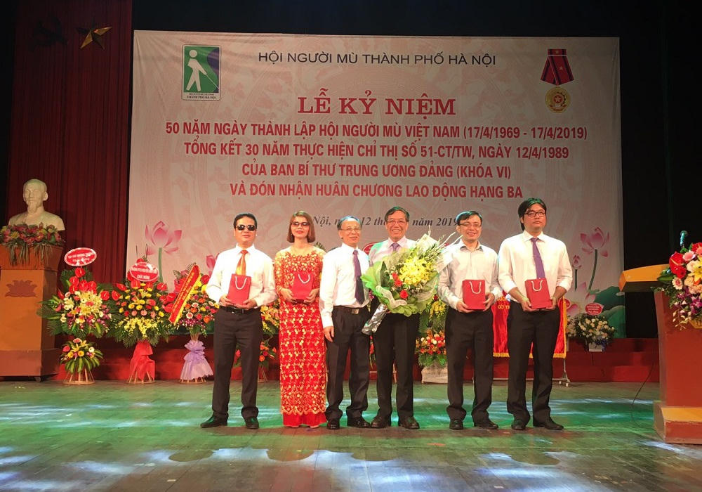 AIC Group tặng điện thoại “9999 hy vọng”, giúp người khiếm thị ‘nhìn thấy cả thế giới’