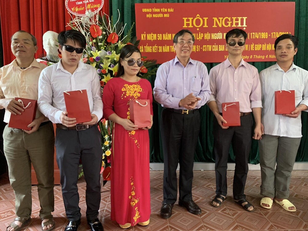 AIC Group tặng điện thoại “9999 hy vọng”, giúp người khiếm thị ‘nhìn thấy cả thế giới’