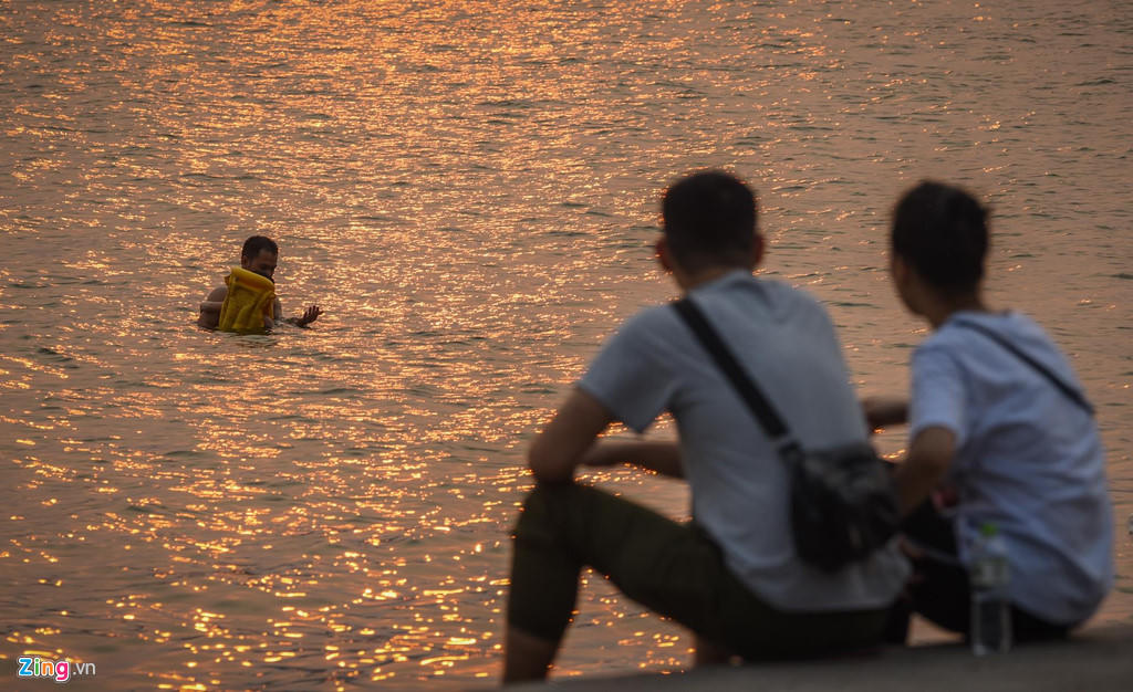 Mat duong o Ha Noi nong hon 50 do C hinh anh 11 