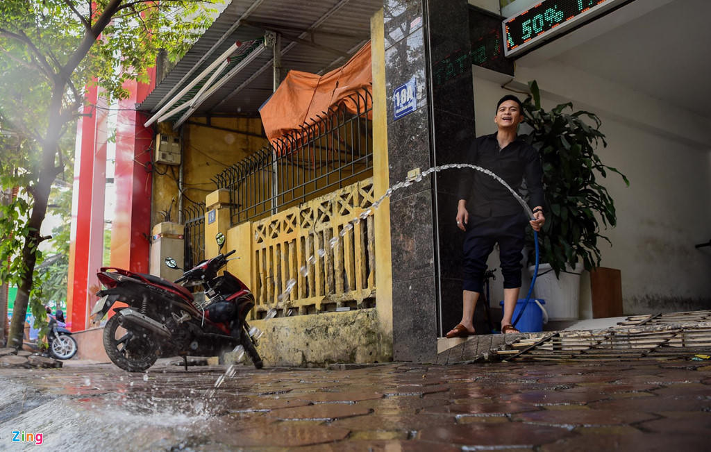 Mat duong o Ha Noi nong hon 50 do C hinh anh 7 