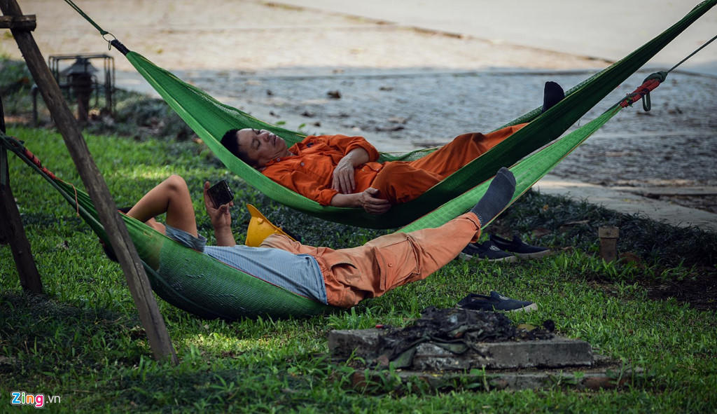 Mat duong o Ha Noi nong hon 50 do C hinh anh 8 