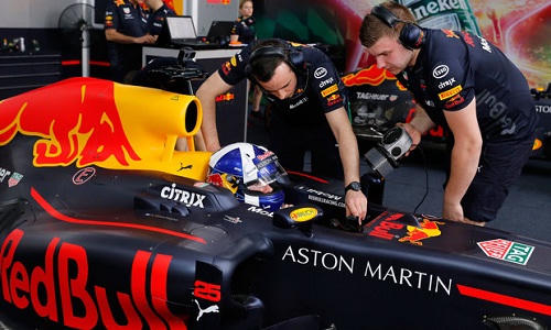 David Coulthard lái chiếc RB7 trong sự kiện chạy thử xe F1 tại TP HCM vào tháng 5/2018. Ảnh: VGPC.