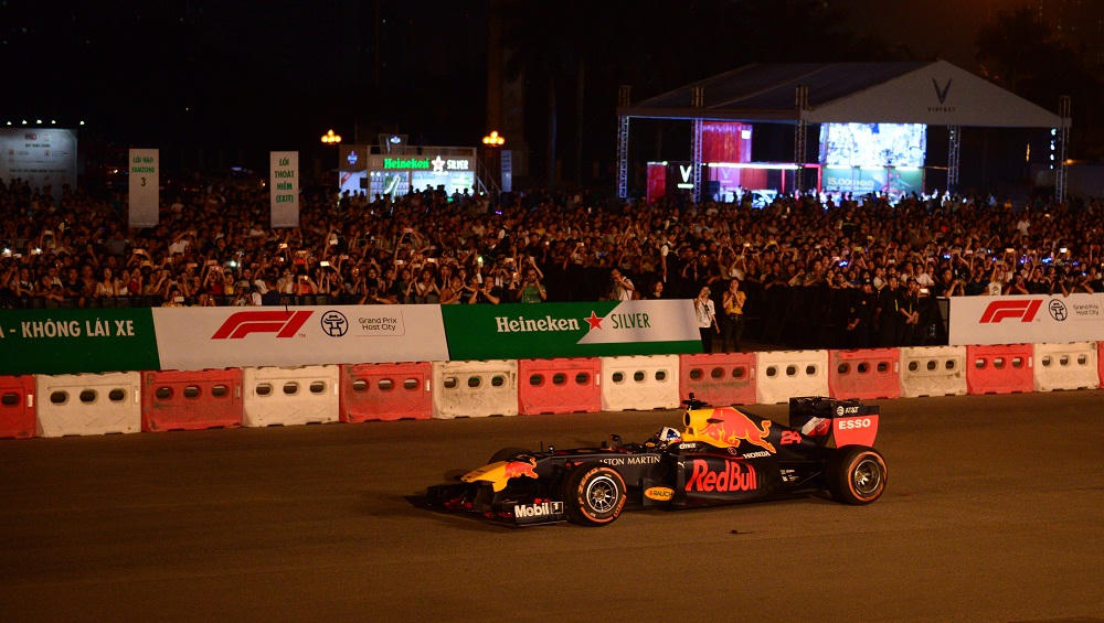 Sự kiện khởi động Formula 1 Việt Nam Grand Prix thu hút hàng vạn khán giả thủ đô