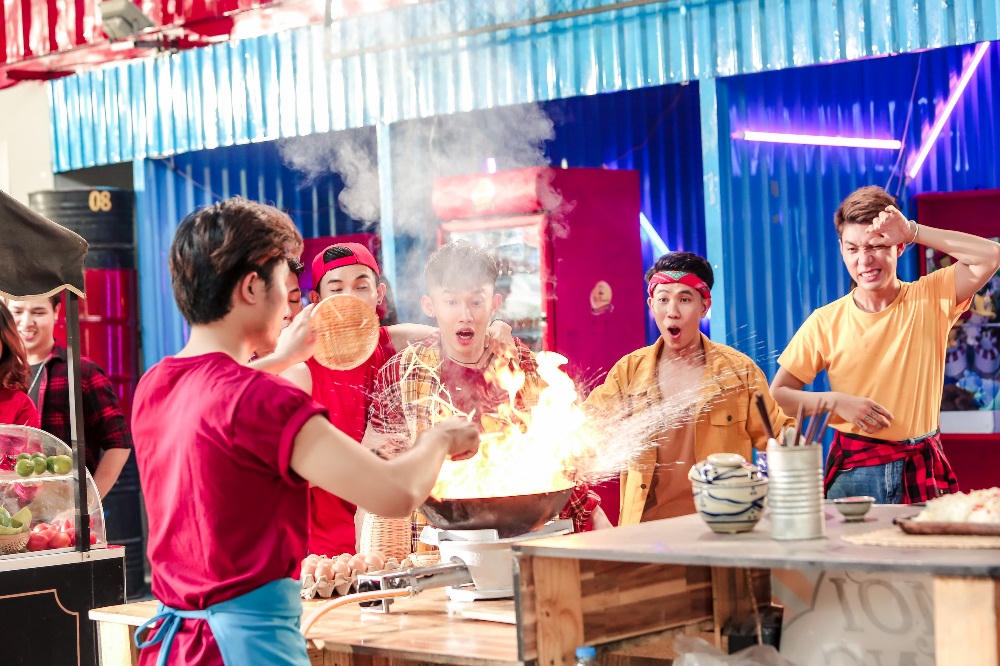 Giới trẻ phát cuồng vì MV chào hè siêu nóng của Amee và Kay Trần 