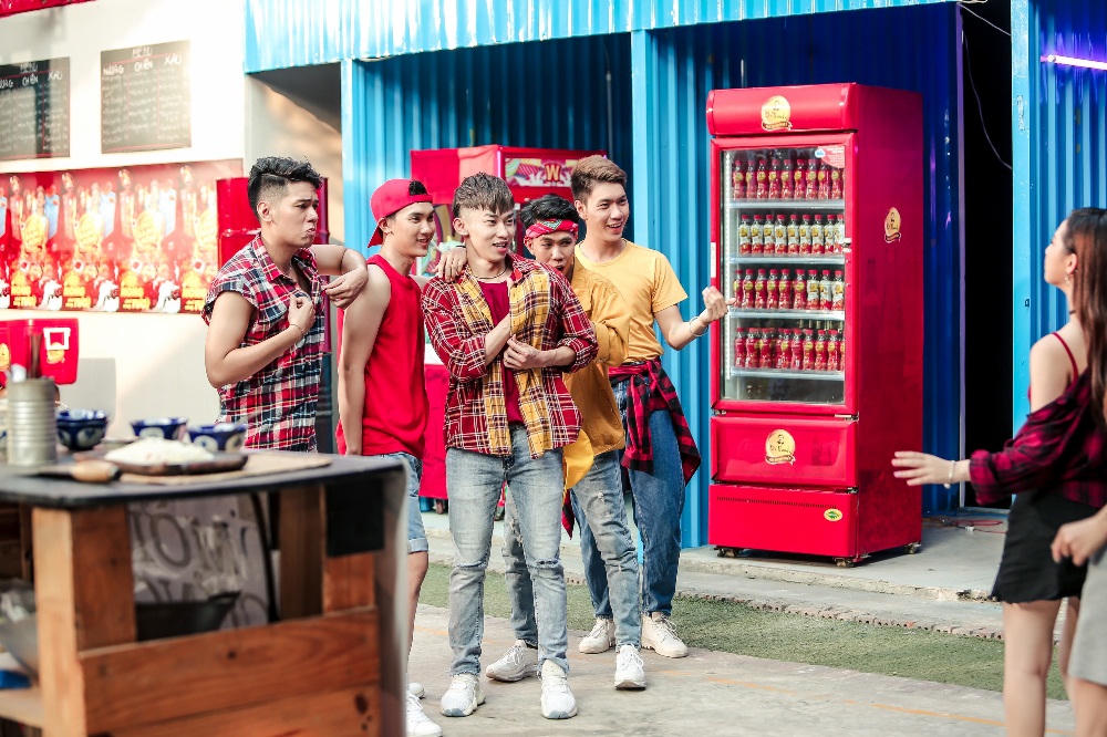 Giới trẻ phát cuồng vì MV chào hè siêu nóng của Amee và Kay Trần 