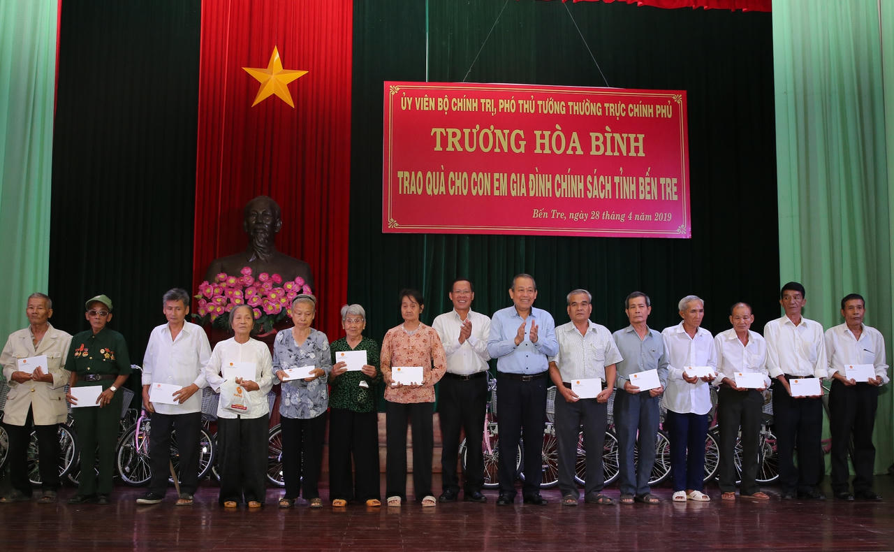 Phó Thủ tướng Thường trực trao quà, học bổng ở Bến Tre, Long An