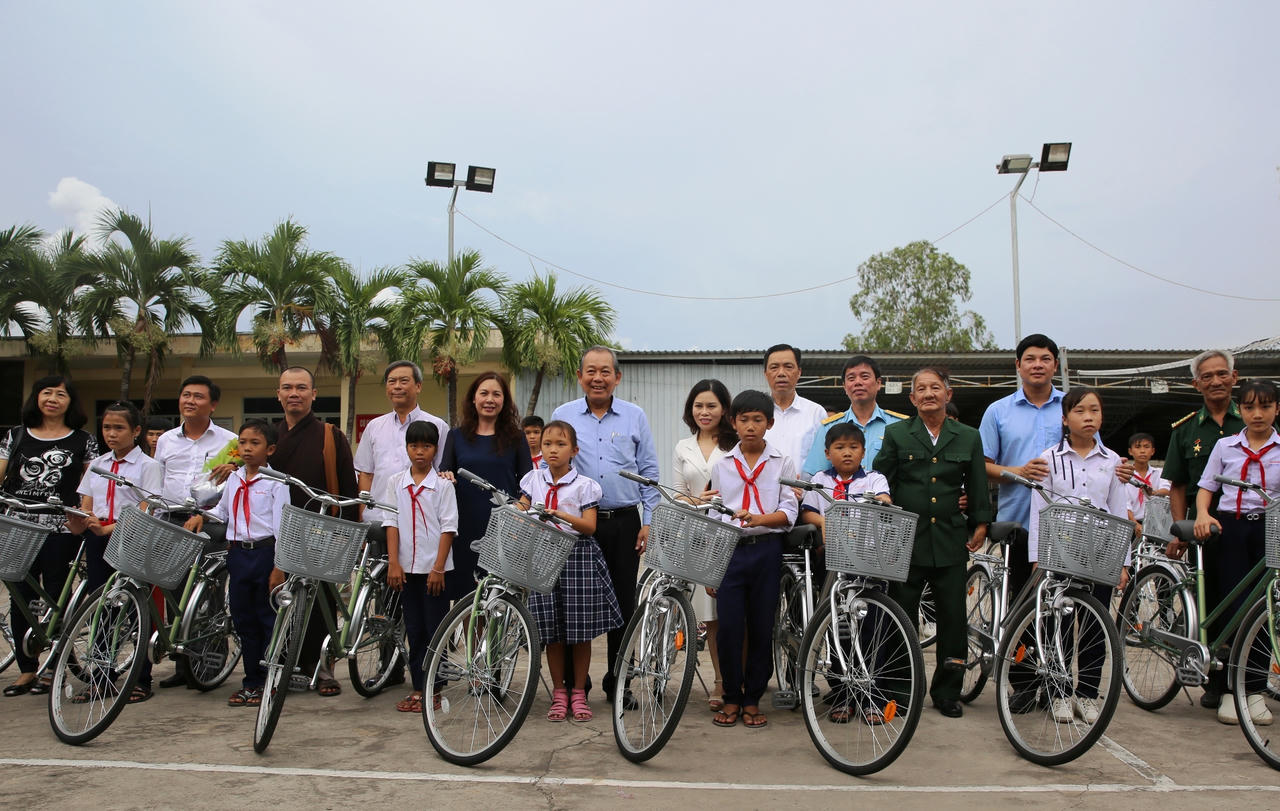 Phó Thủ tướng Thường trực trao quà, học bổng ở Bến Tre, Long An
