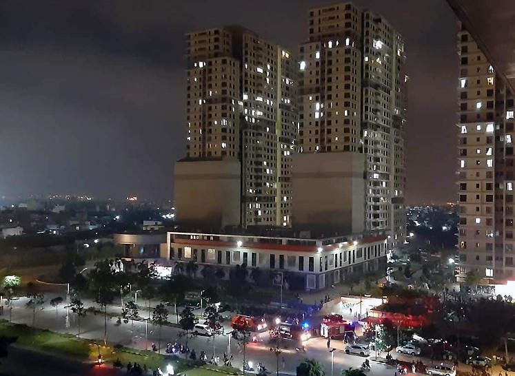 Xe cứu hoả không thể vào tiếp cận hiện trường vì không có lối vào. Ảnh: Hữu Nguyên.