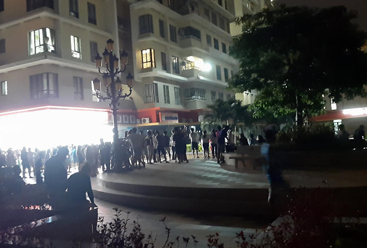 Bậc thang chắn lối vào của xe cứu hoả. Ảnh: Hữu Nguyên.