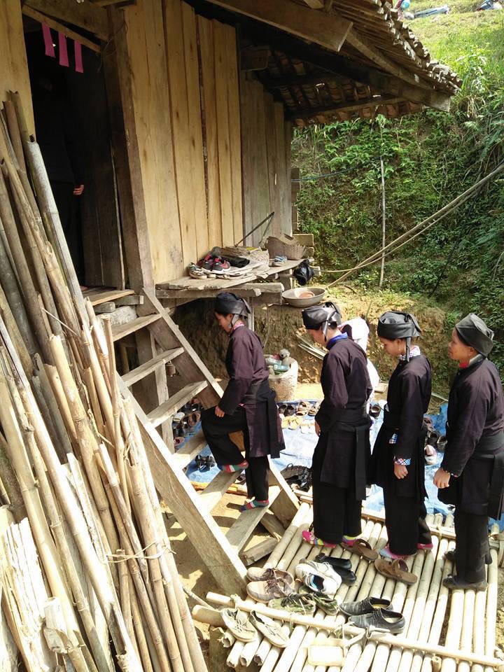 Tục cắm lá cây tươi bảo vệ trẻ sơ sinh của người Tày