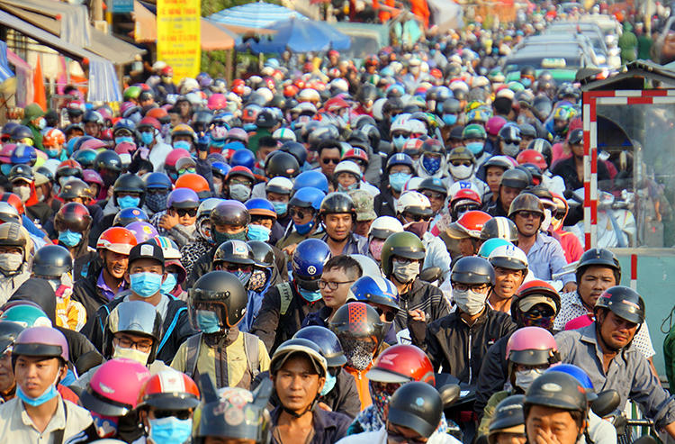 Người dân đội nắng chờ phà Cát Lái ở phía bờ Nhơn Trạch (Đồng Nai). Ảnh:Hữu Nguyên.