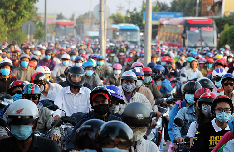 Dòng xe kẹt cứng chờ qua cầu Rạch Miễu phía bờ Bến Tre. Ảnh: Hoàng Nam.