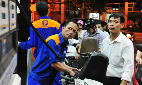 Giá xăng trước áp lực tăng giá.