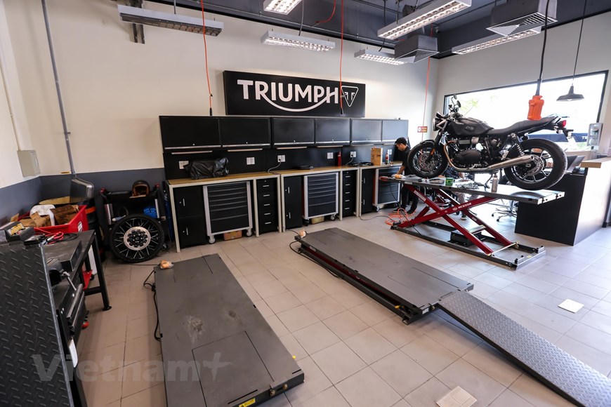 Khám phá showroom cao cấp của hãng xe Triumph tại Hà Nội