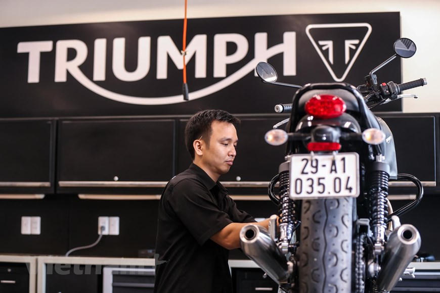Khám phá showroom cao cấp của hãng xe Triumph tại Hà Nội