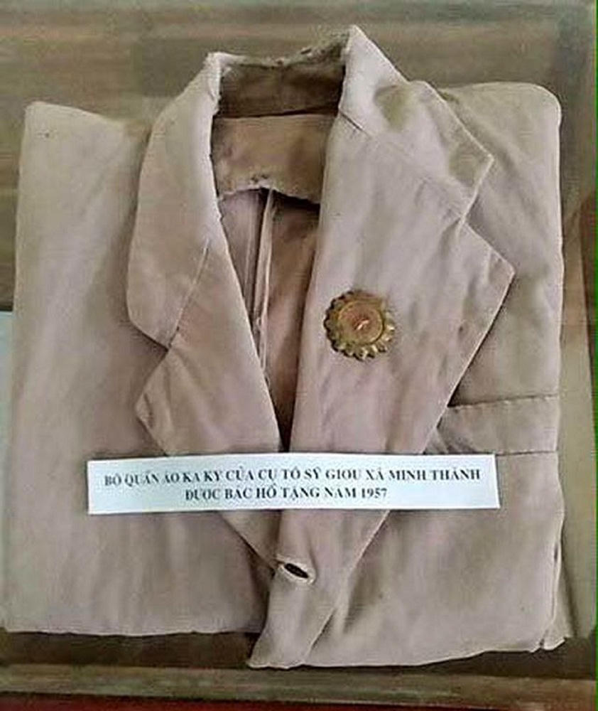 Thầy giáo vinh dự được Bác Hồ tặng áo