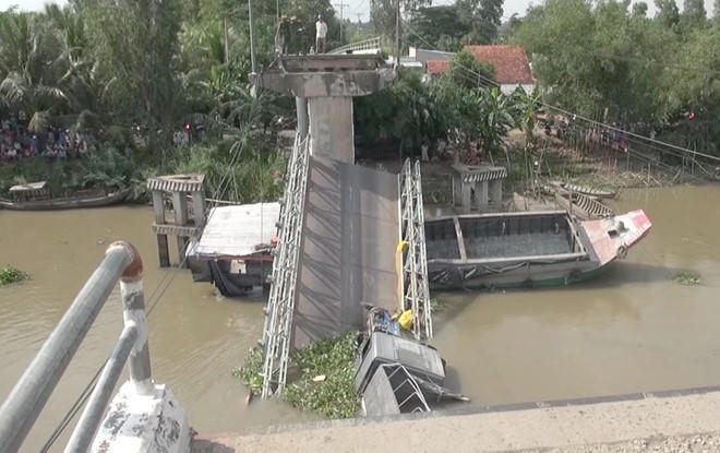 Gay can cau khi cuu ho xe tai trong vu sap cau Tan Nghia hinh anh 1 