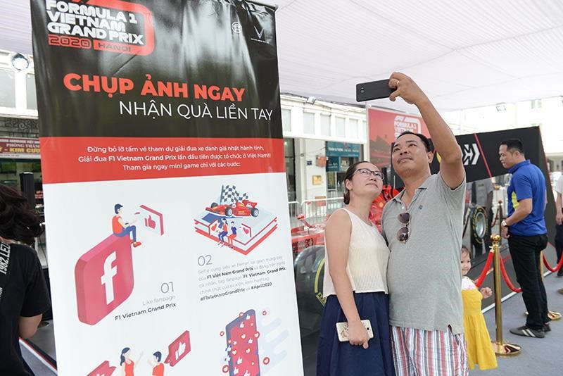 Chiêm ngưỡng siêu xe F1 của Ferrari ở phố đi bộ Hồ Gươm