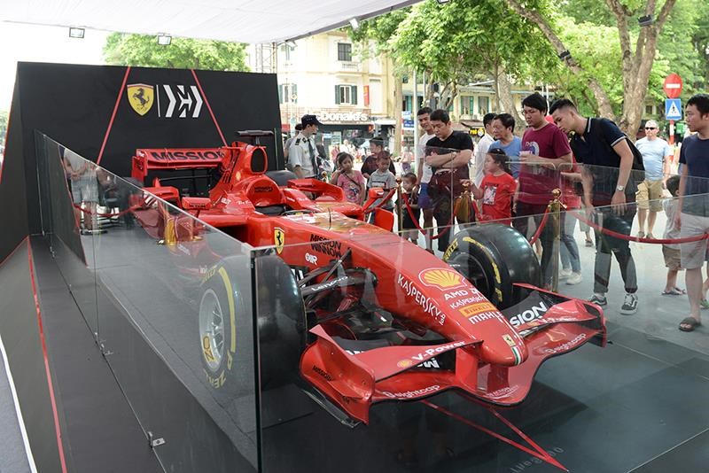 Chiêm ngưỡng siêu xe F1 của Ferrari ở phố đi bộ Hồ Gươm