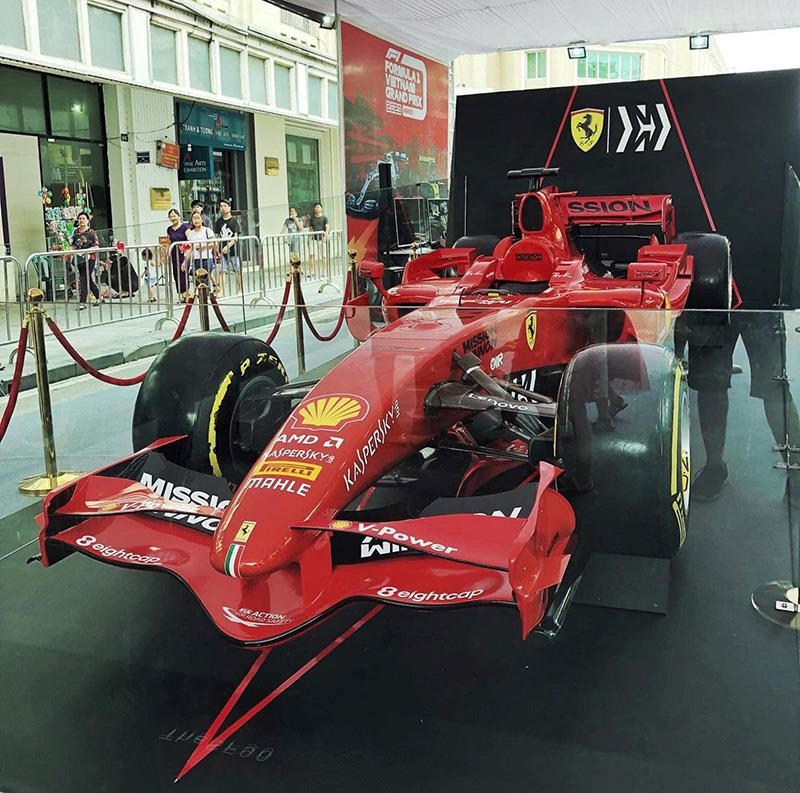 Chiêm ngưỡng siêu xe F1 của Ferrari ở phố đi bộ Hồ Gươm