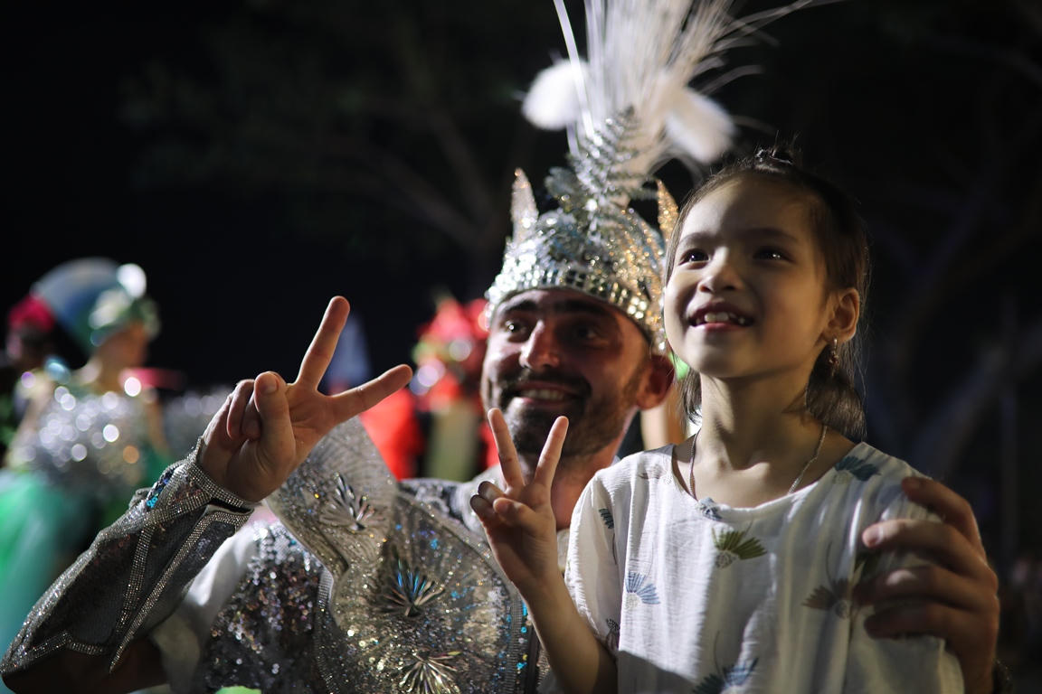 Khán giả hát sung, nhảy tưng bừng đêm Carnival Đà Nẵng