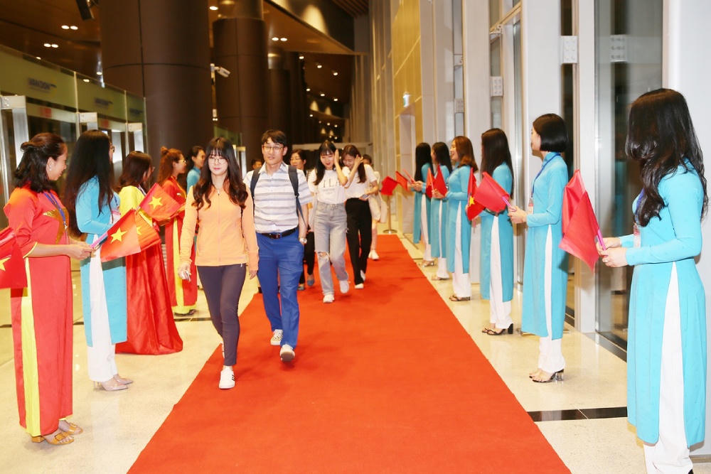 Bứt phá hạ tầng - dịch vụ, Hạ Long sôi động đón khách 4 mùa