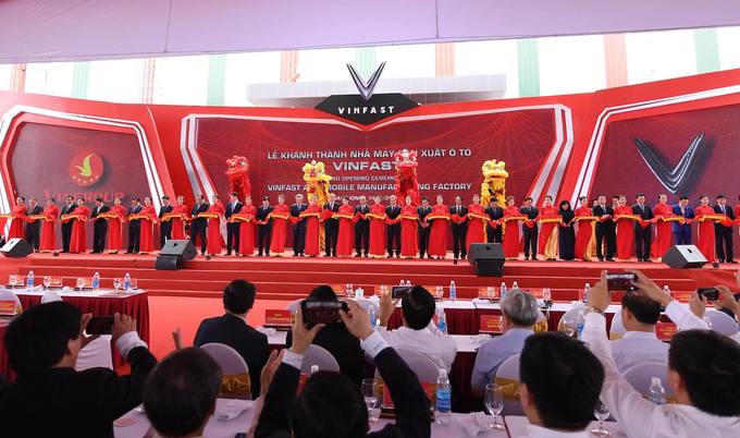 Ông Phạm Nhật Vượng cầm lái chở Thủ tướng trong khuôn viên VinFast