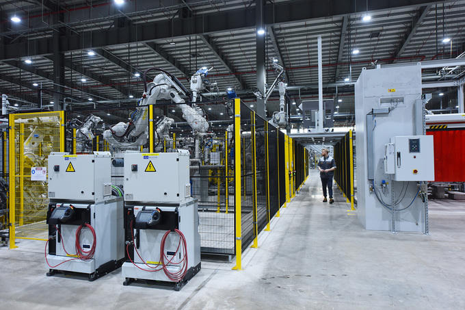 Ông Phạm Nhật Vượng cầm lái chở Thủ tướng trong khuôn viên VinFast