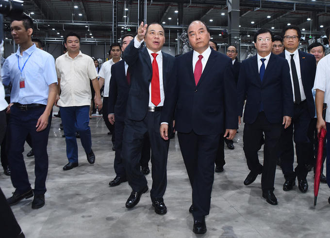 Ông Phạm Nhật Vượng cầm lái chở Thủ tướng trong khuôn viên VinFast