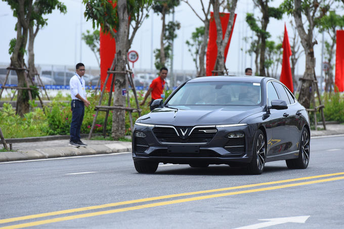 Ông Phạm Nhật Vượng cầm lái chở Thủ tướng trong khuôn viên VinFast