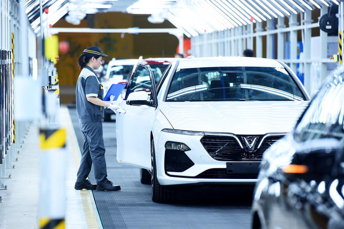 Ông Phạm Nhật Vượng cầm lái chở Thủ tướng trong khuôn viên VinFast