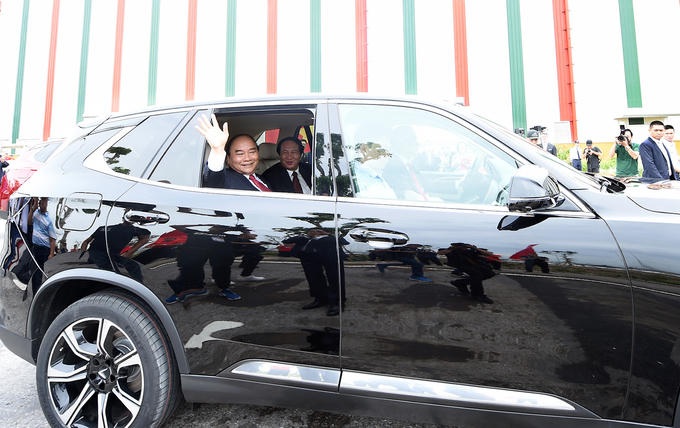 Ông Phạm Nhật Vượng cầm lái chở Thủ tướng trong khuôn viên VinFast