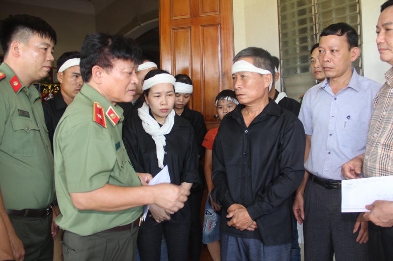 Chia sẻ nỗi đau phía bờ biển Tiến Thủy