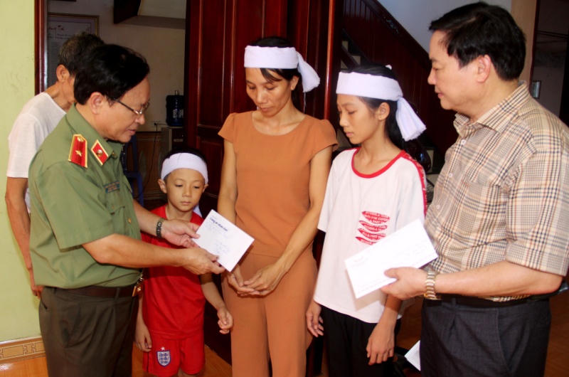 Chia sẻ nỗi đau phía bờ biển Tiến Thủy